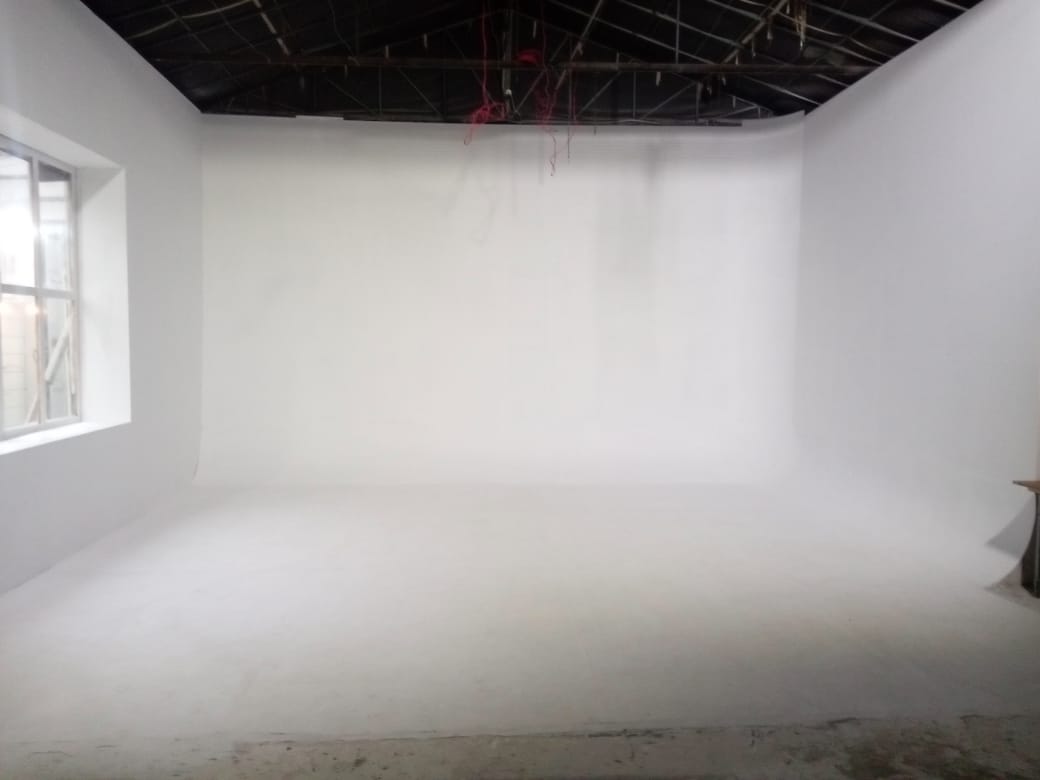 INFINITY STUDIO WITH SOLID COLOR