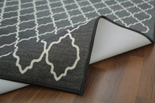 Load image into Gallery viewer, Black &amp; White Traditional 4&#39; x 6&#39;ft Carpet - GS Productions
