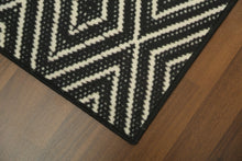 Load image into Gallery viewer, Black &amp; white carpet 5&#39; x 8&#39;ft - GS Productions
