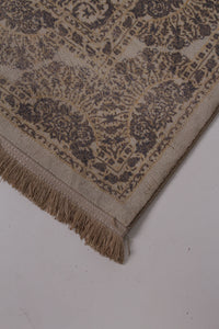 Off-white Traditional 4' x 7.5'ft Carpet - GS Productions