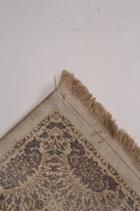 Off-white Traditional 4' x 7.5'ft Carpet - GS Productions