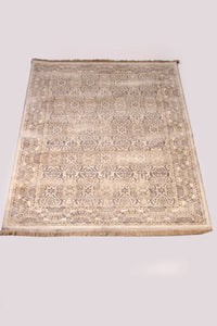 Off-white Traditional 4' x 7.5'ft Carpet - GS Productions