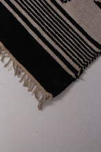 Load image into Gallery viewer, White &amp; Black Traditional 4&#39; x 6&#39;ft Carpet - GS Productions
