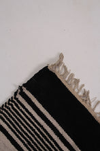 Load image into Gallery viewer, White &amp; Black Traditional 4&#39; x 6&#39;ft Carpet - GS Productions
