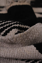 Load image into Gallery viewer, White &amp; Black Traditional 4&#39; x 6&#39;ft Carpet - GS Productions
